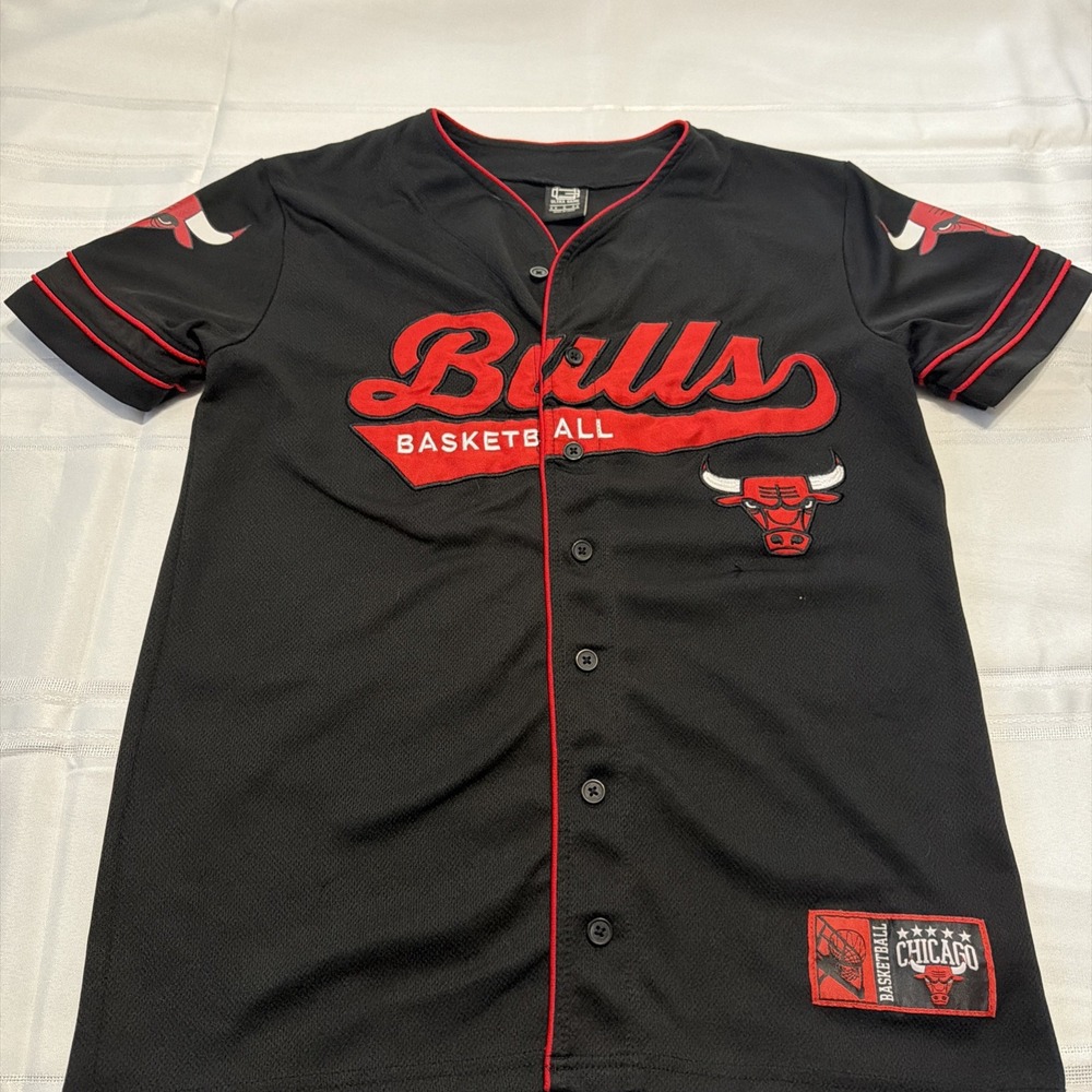 Ultra Game NBA Chicago Bulls Baseball Jersey Mens Small Black Red Button Down